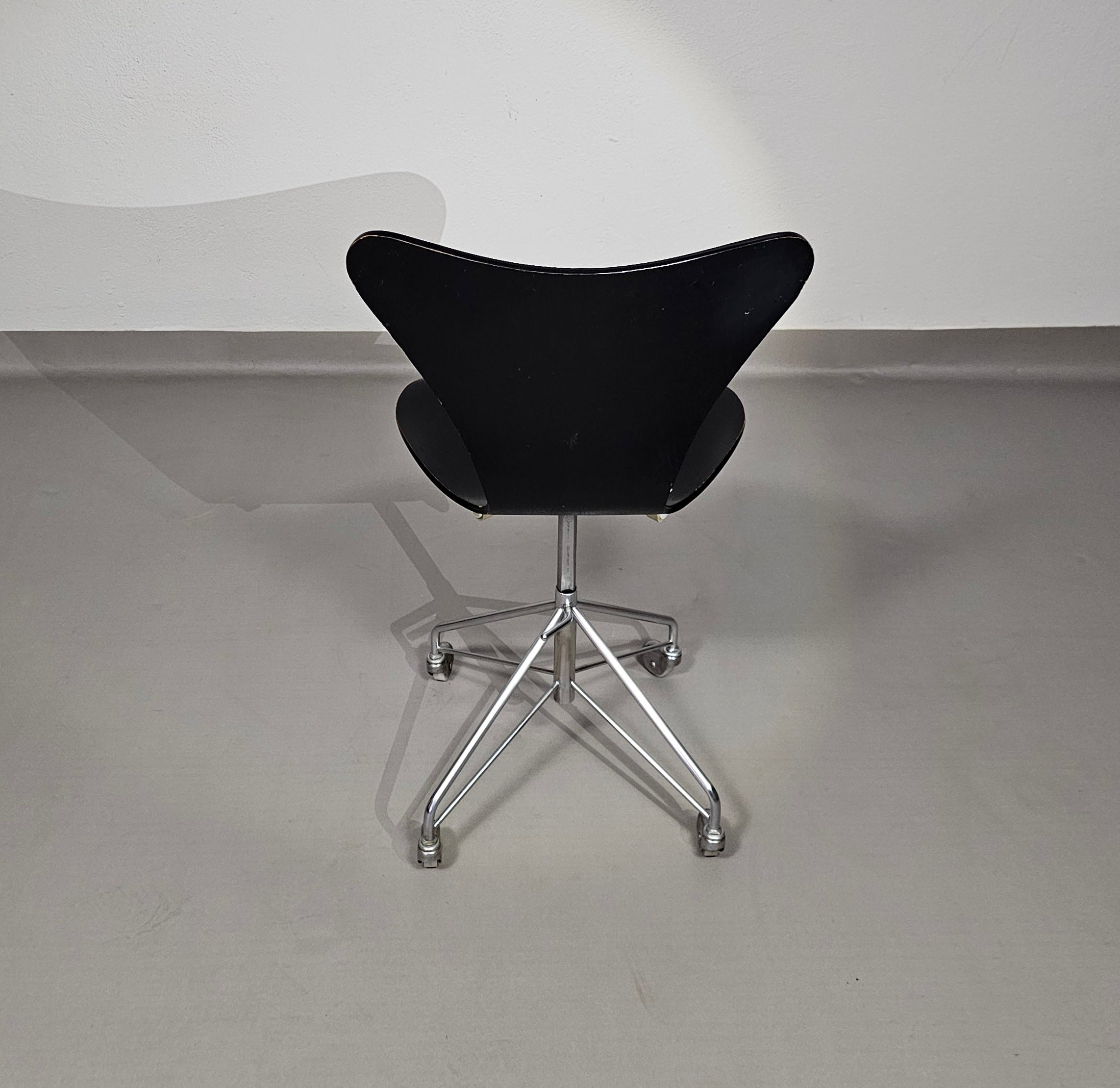 Fritz Hansen 3117 swivel chair 1950s