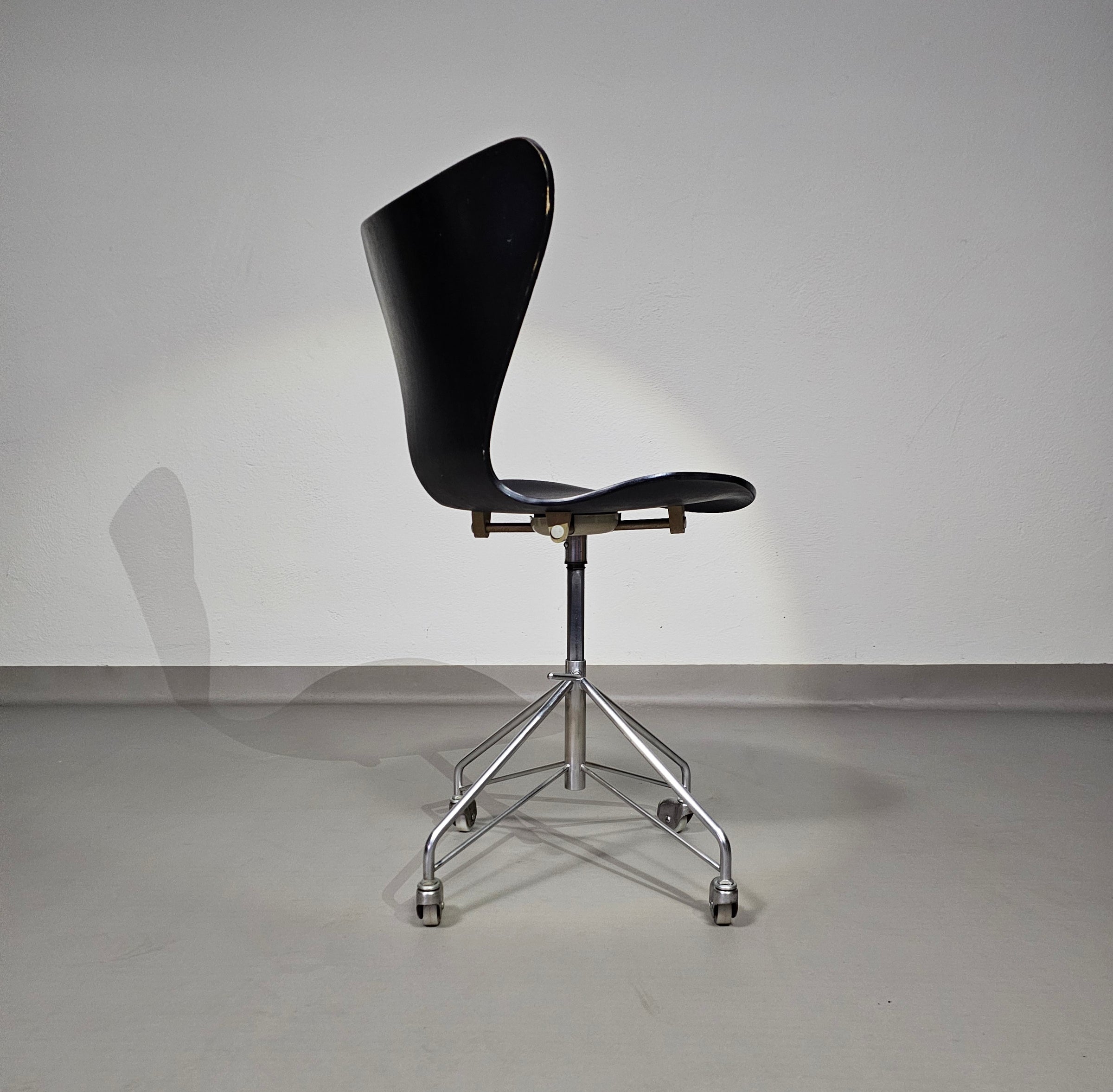 Fritz Hansen 3117 swivel chair 1950s