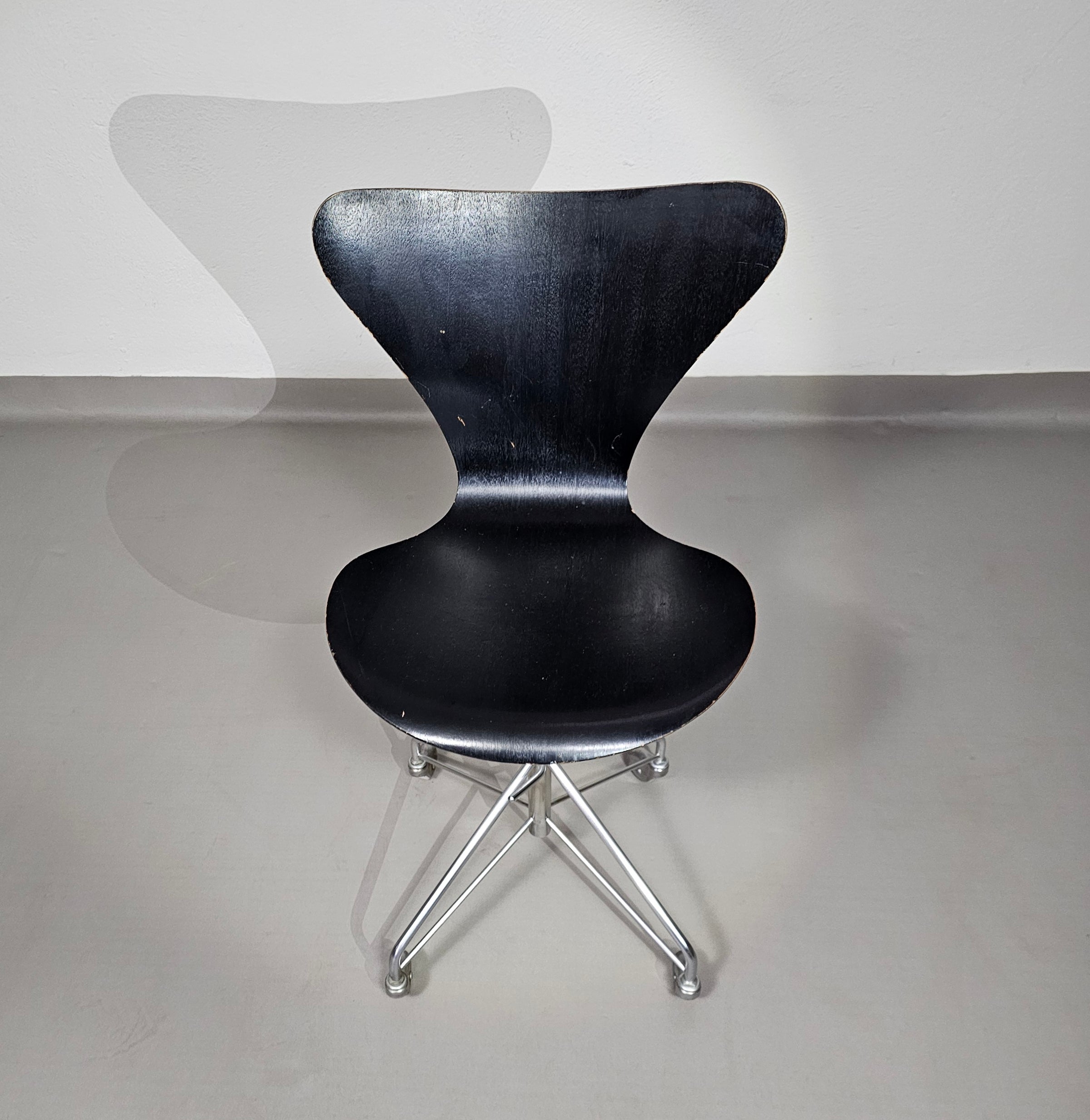 Fritz Hansen 3117 swivel chair 1950s