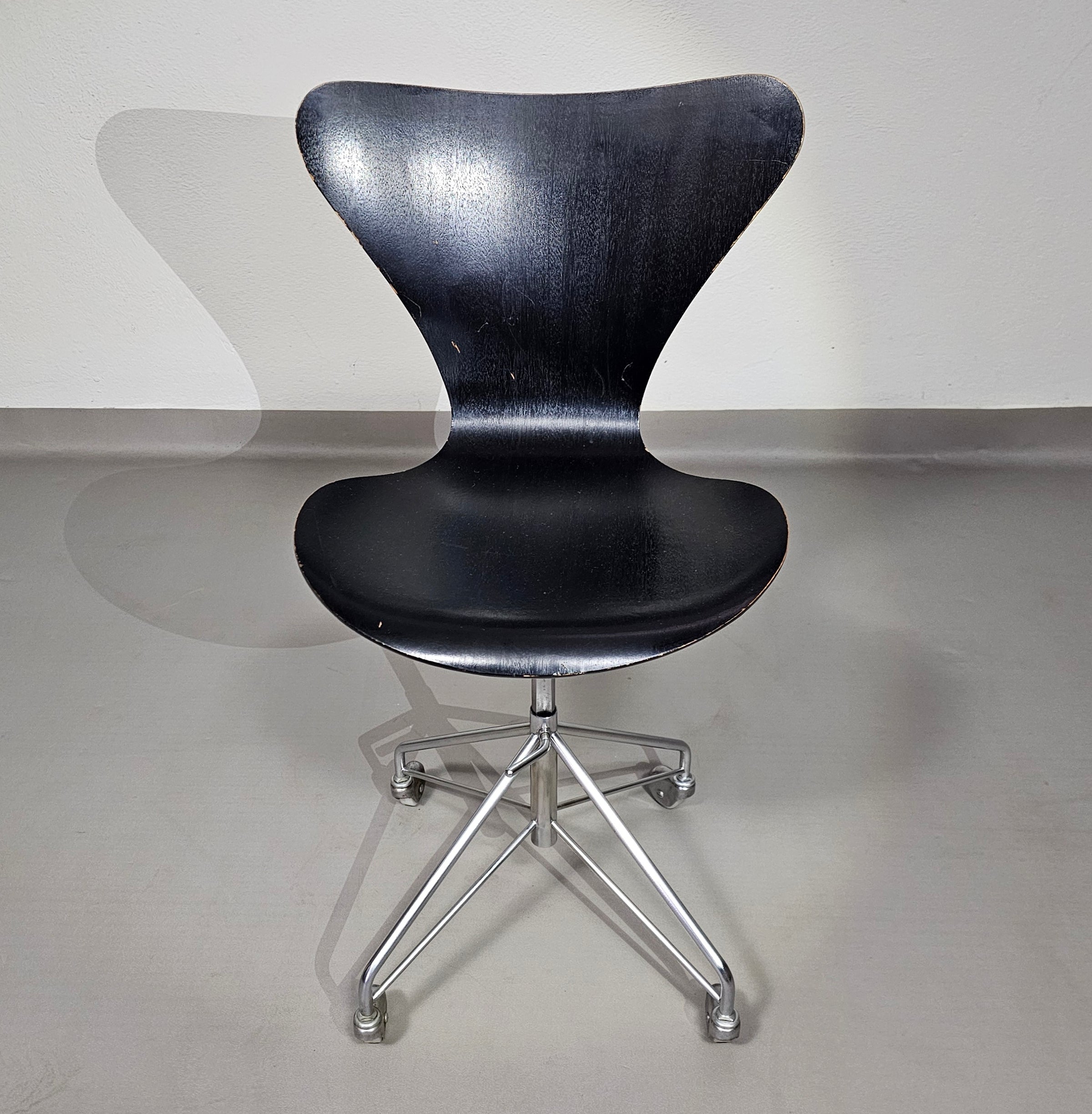 Fritz Hansen 3117 swivel chair 1950s