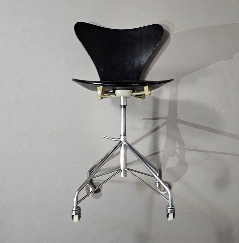 Fritz Hansen 3117 swivel chair 1950s