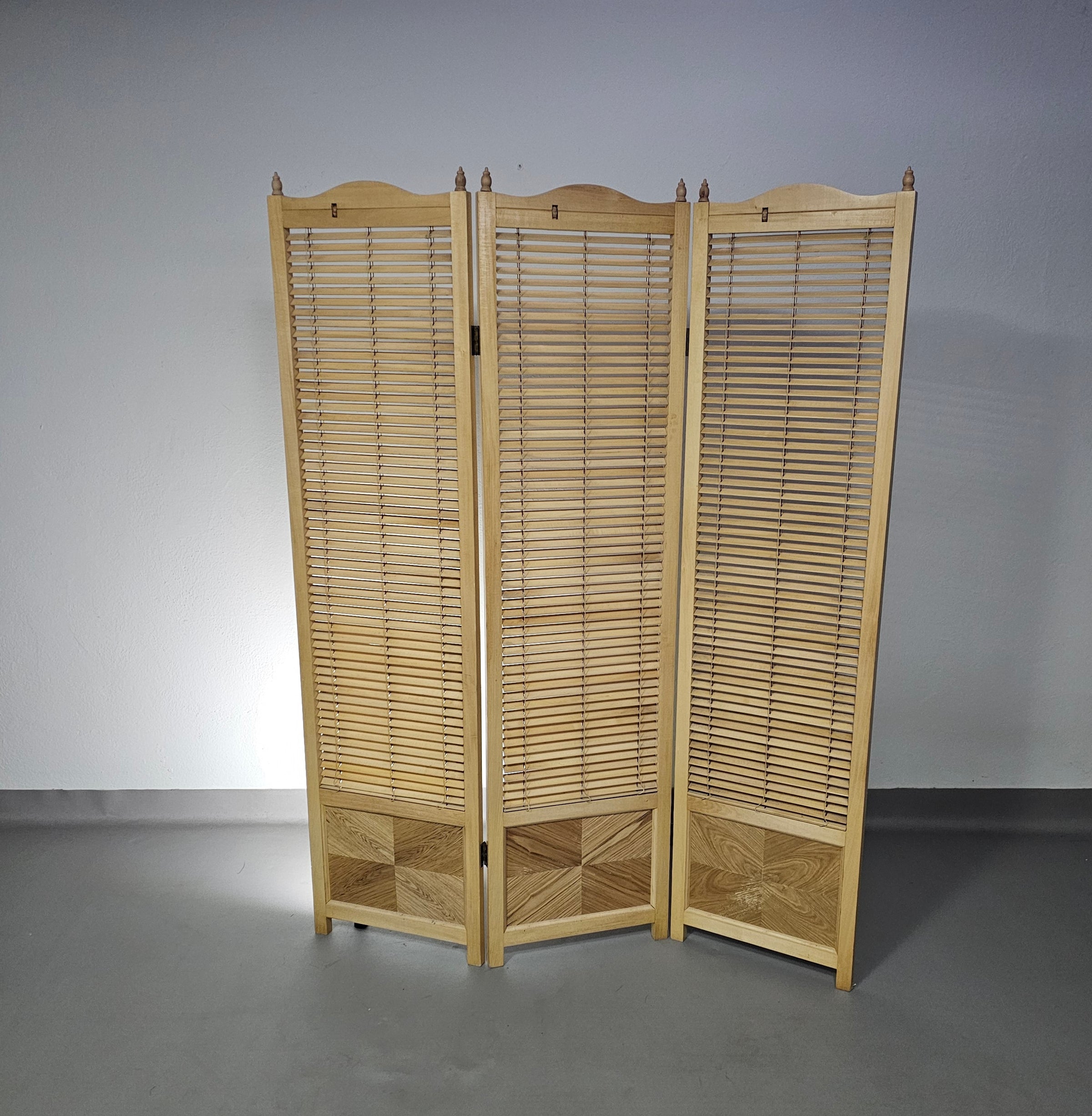 Room divider
French Blonde Beech Louvered Screen Room Divider, 1960s

Width 155

Height 185 cm