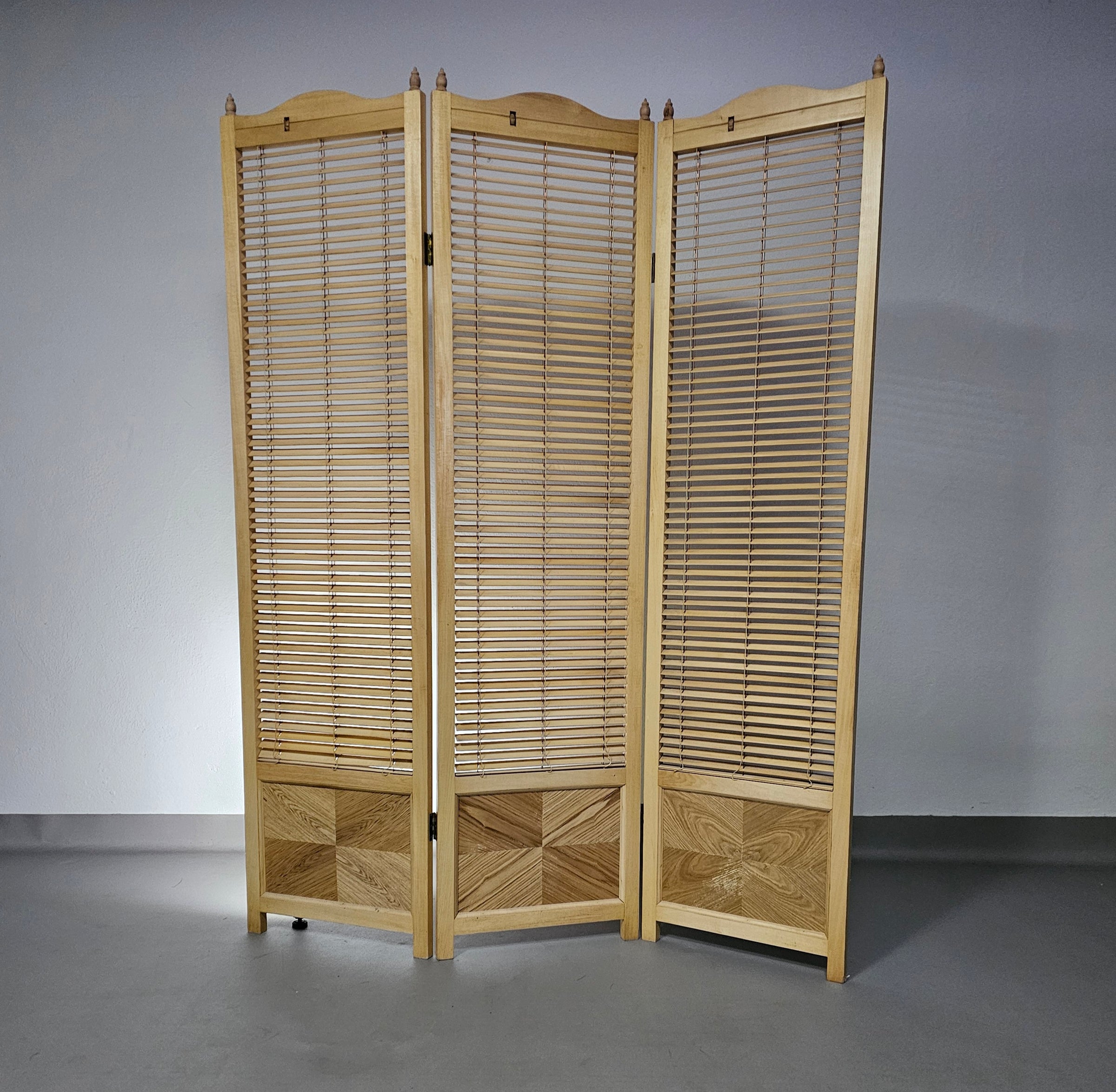 Room divider
French Blonde Beech Louvered Screen Room Divider, 1960s

Width 155

Height 185 cm