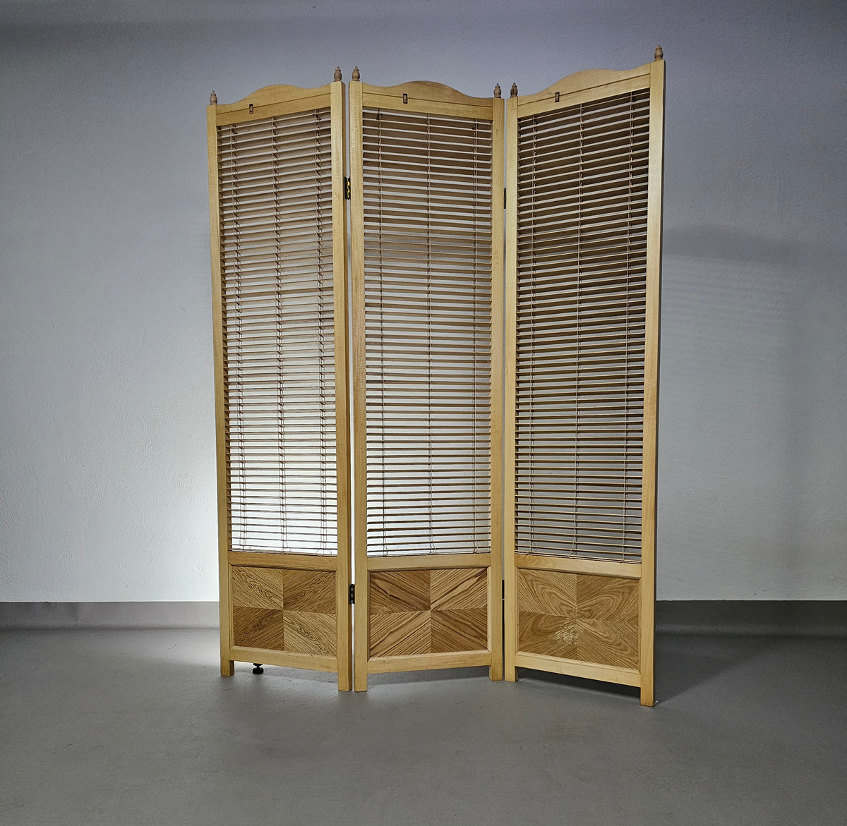 Room divider
French Blonde Beech Louvered Screen Room Divider, 1960s

Width 155

Height 185 cm