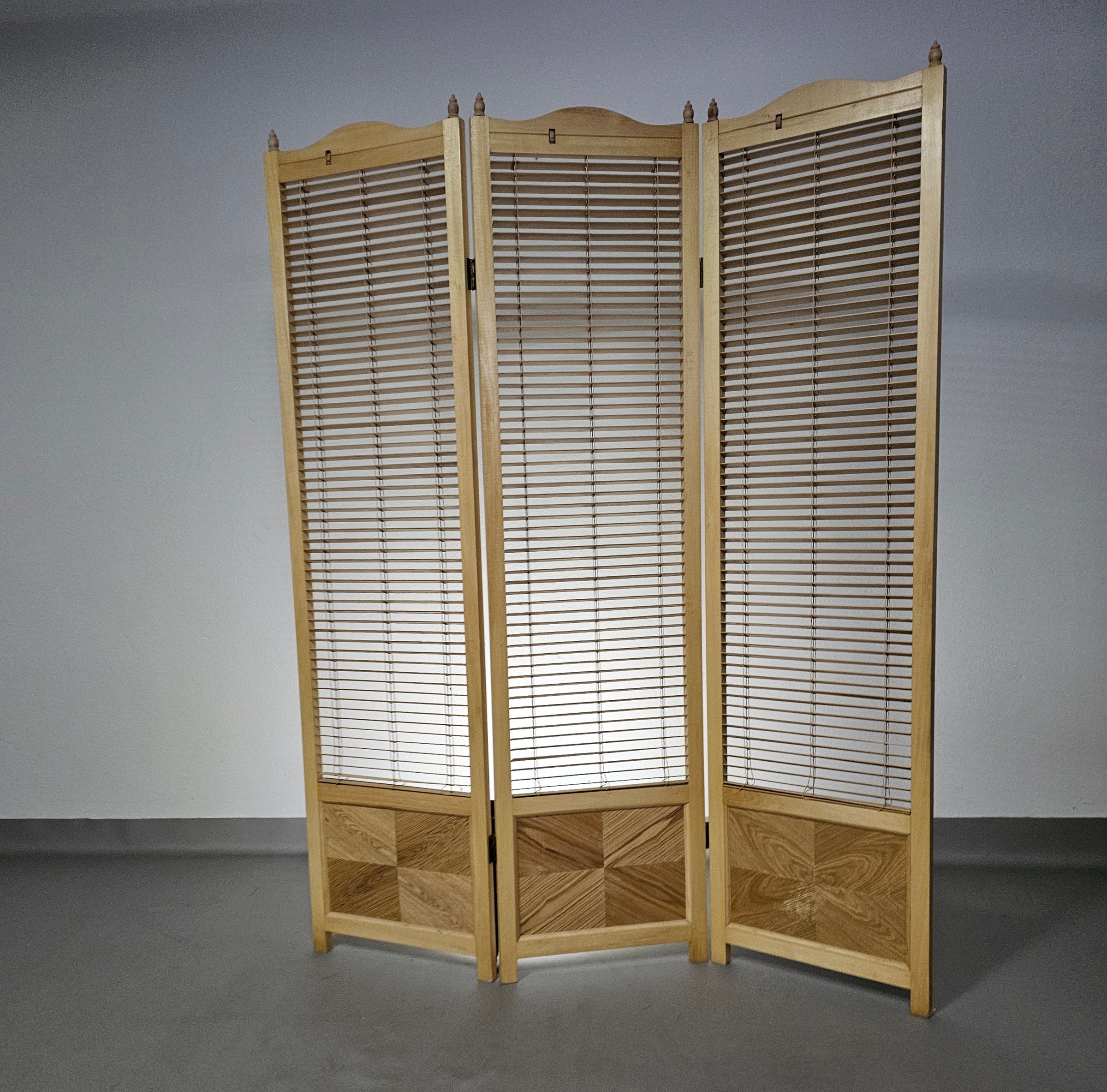 Room divider
French Blonde Beech Louvered Screen Room Divider, 1960s

Width 155

Height 185 cm