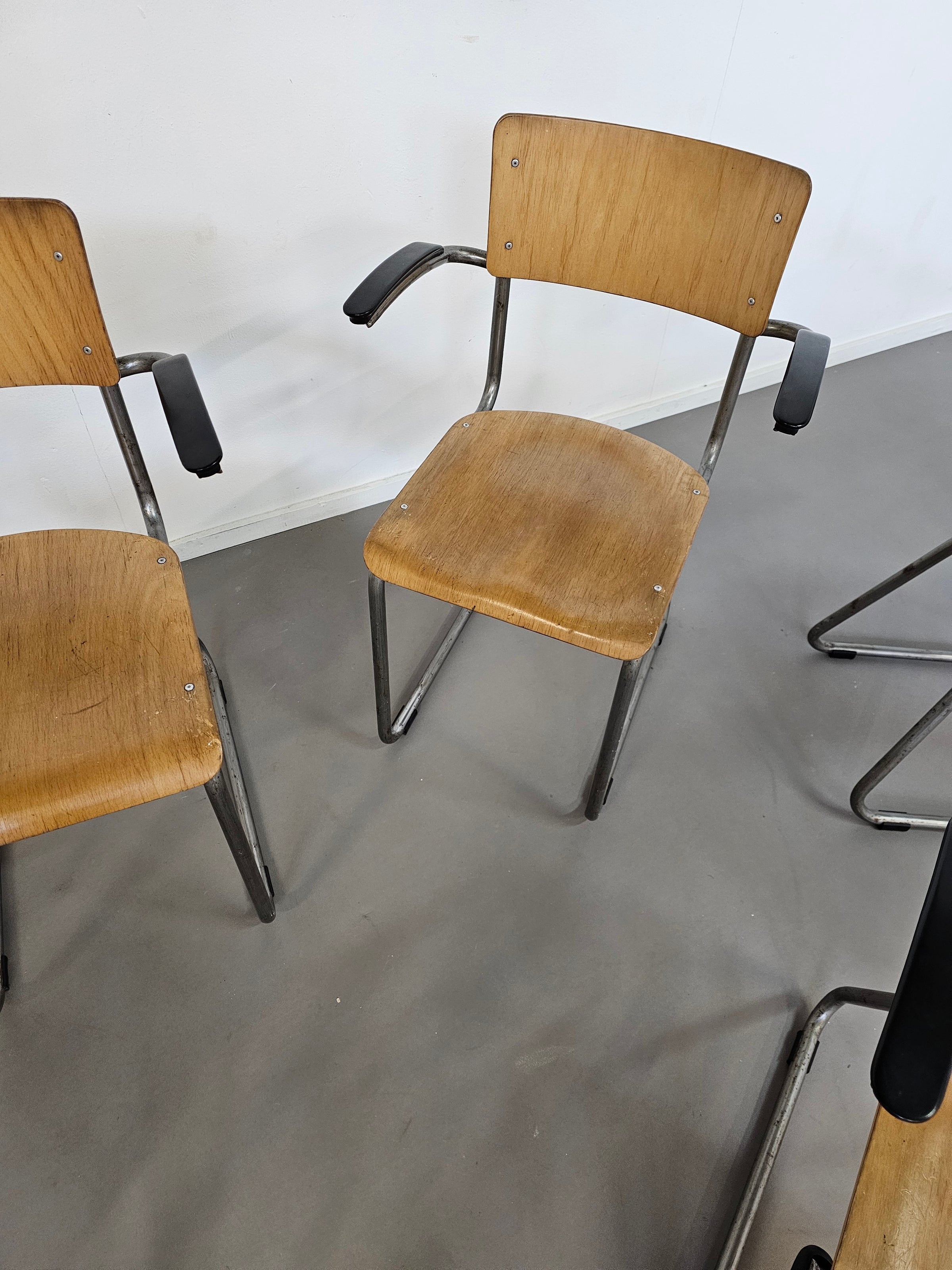 6 x Ahrend cantilever arm chair 1950s
Bakelite armrest