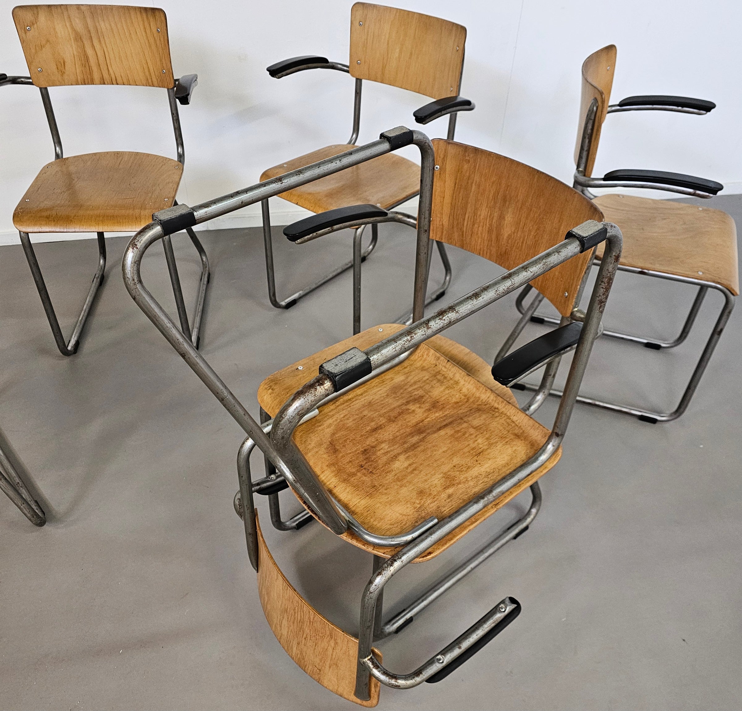 6 x Ahrend cantilever arm chair 1950s
Bakelite armrest