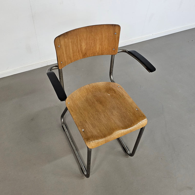 6 x Ahrend cantilever arm chair 1950s
Bakelite armrest