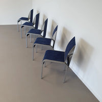 Set of 5 vintage bend aluminium dining chairs with 5 blue / 5 green covers. Very goed condition / Belgium 1980