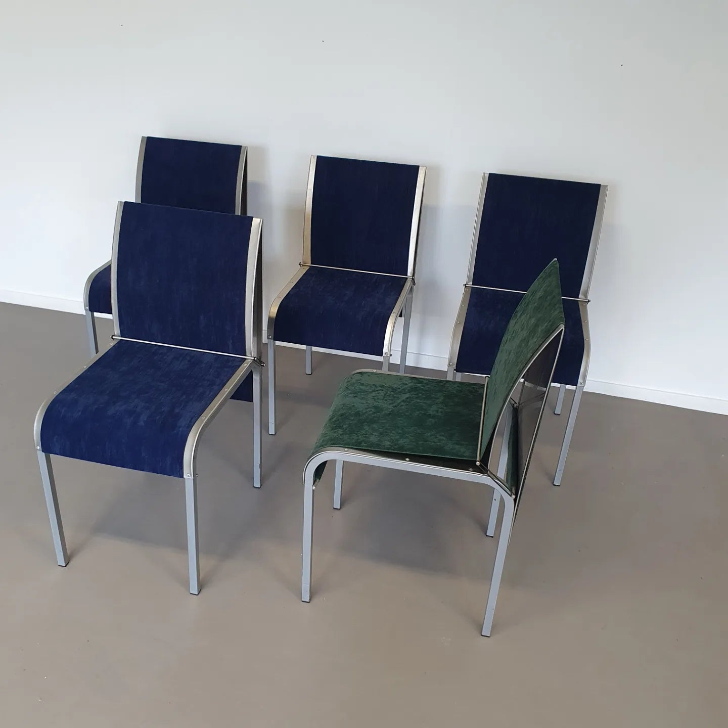 Set of 5 vintage bend aluminium dining chairs with 5 blue / 5 green covers. Very goed condition / Belgium 1980