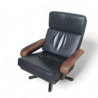 Beautiful vintage design Leolux swivel armchair, made in brown / darkbrown / black leather and wooden frame