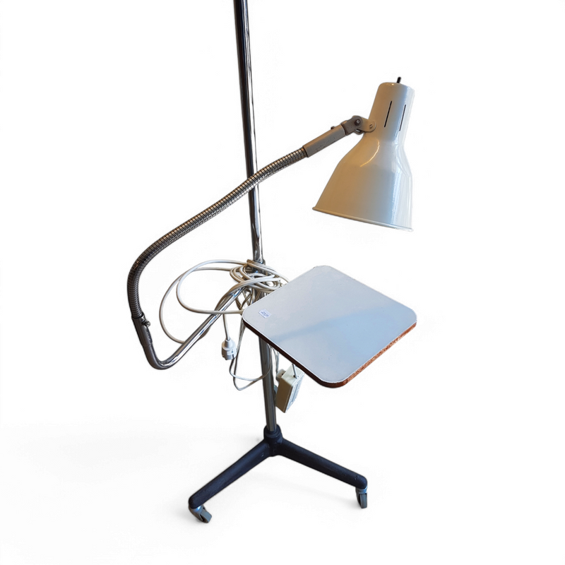 Medisch / Tandarts / staande lamp met verstelbare kleine tafel 1970