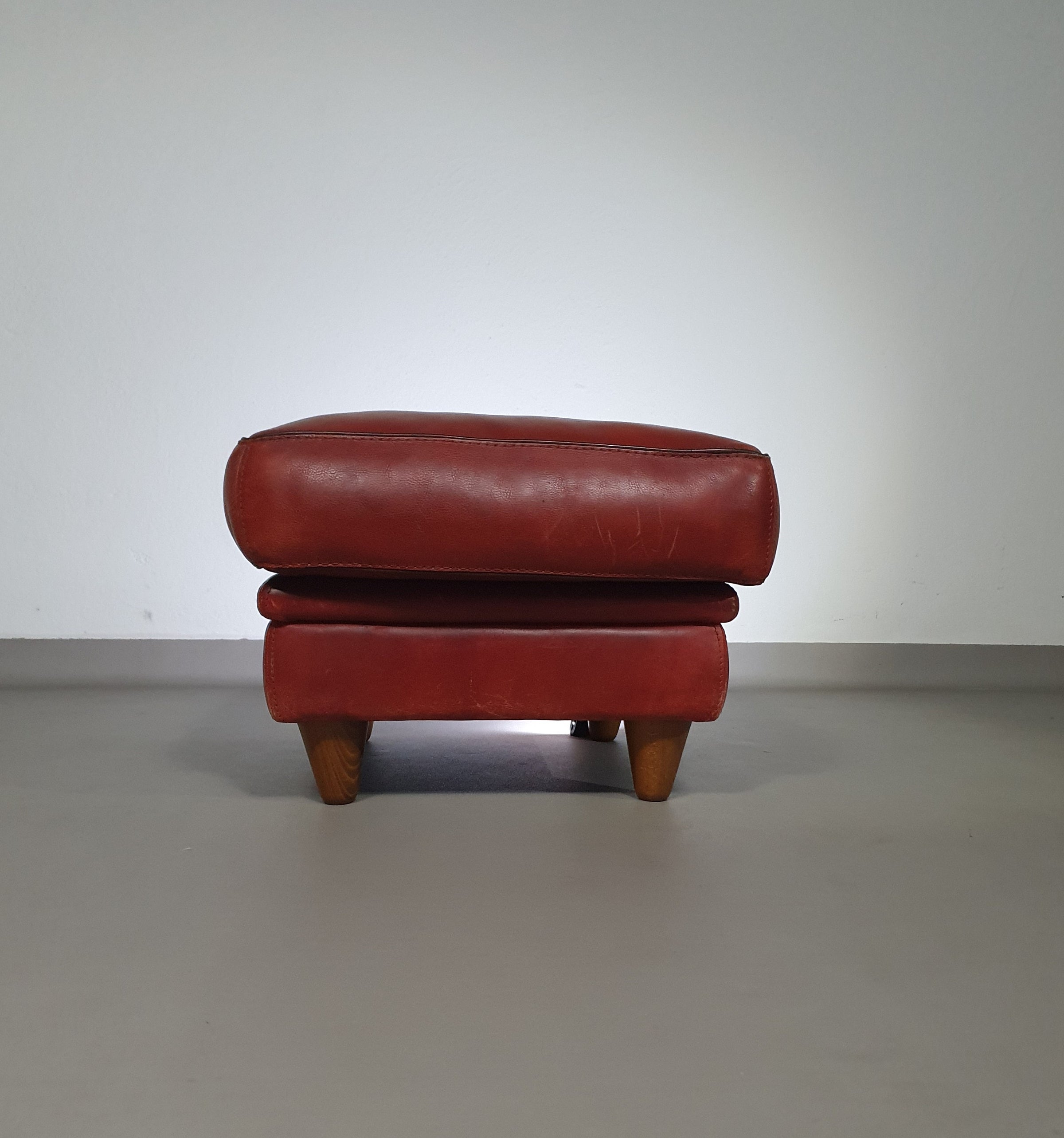 BAXTER hocker/poef in bull-leather.
Kashmir Rubis collor 1993