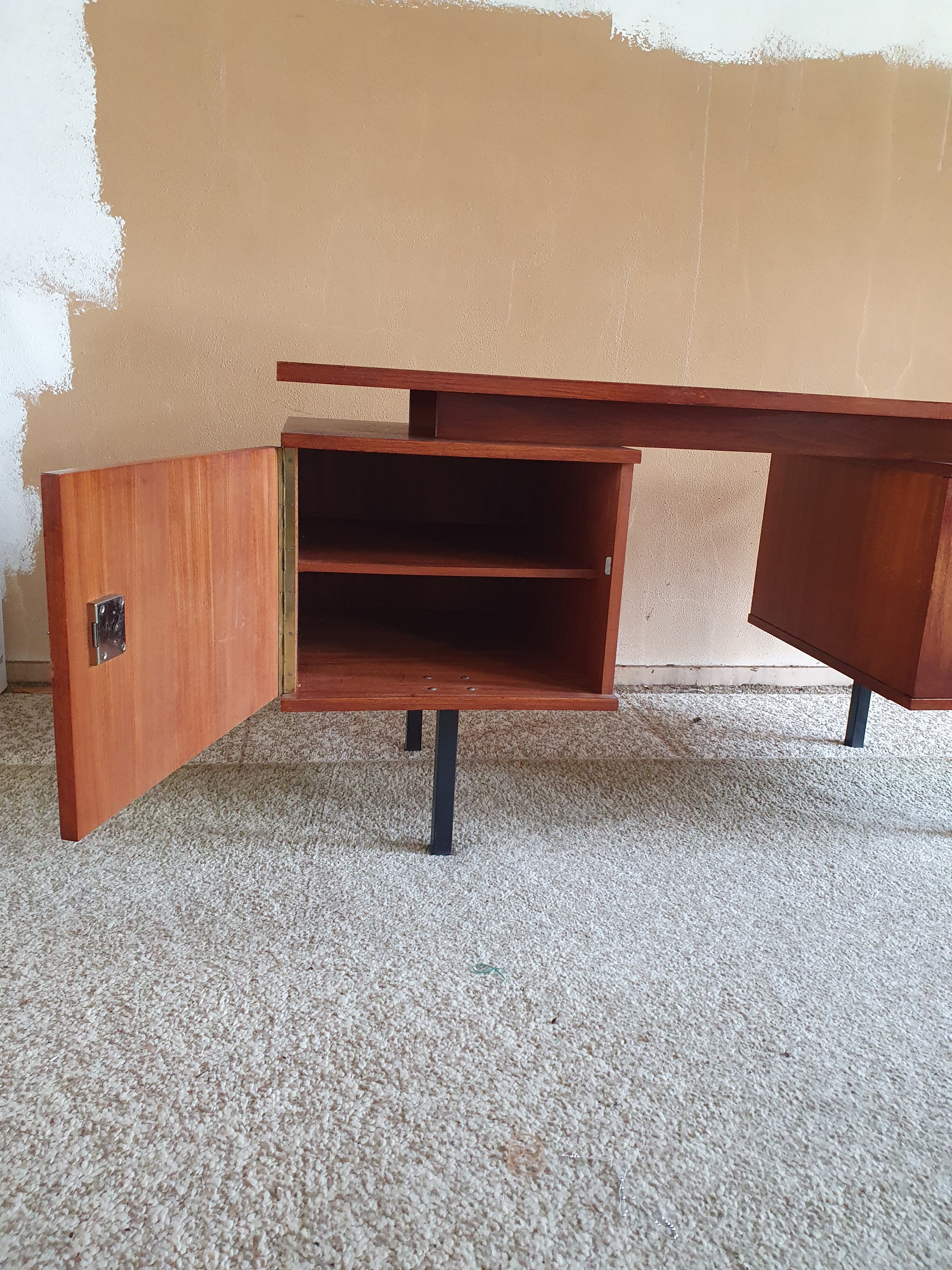 Rare desk H.H. de Klerk & ZN 1960's with original attributes and insert trays.
H H De Klerk and Sons