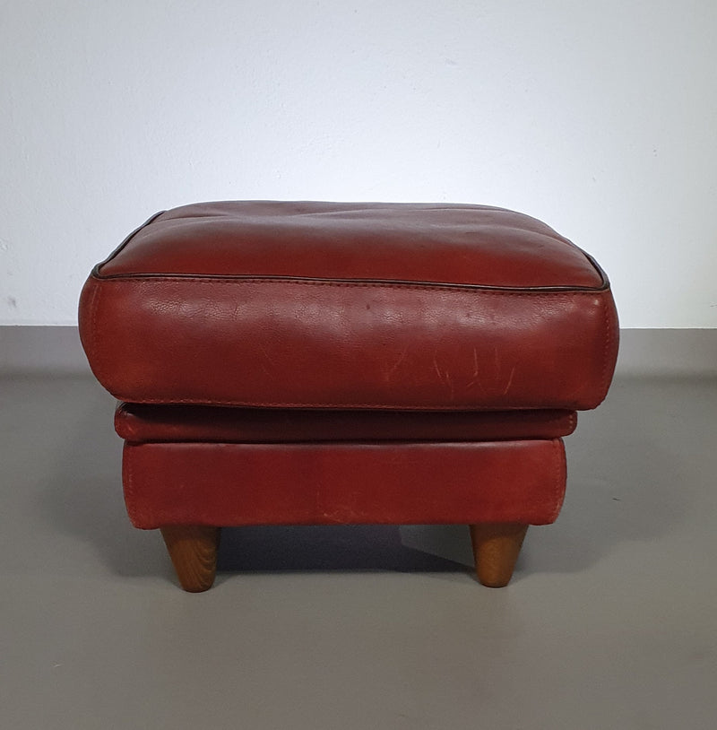 BAXTER hocker/poef in bull-leather.
Kashmir Rubis collor 1993