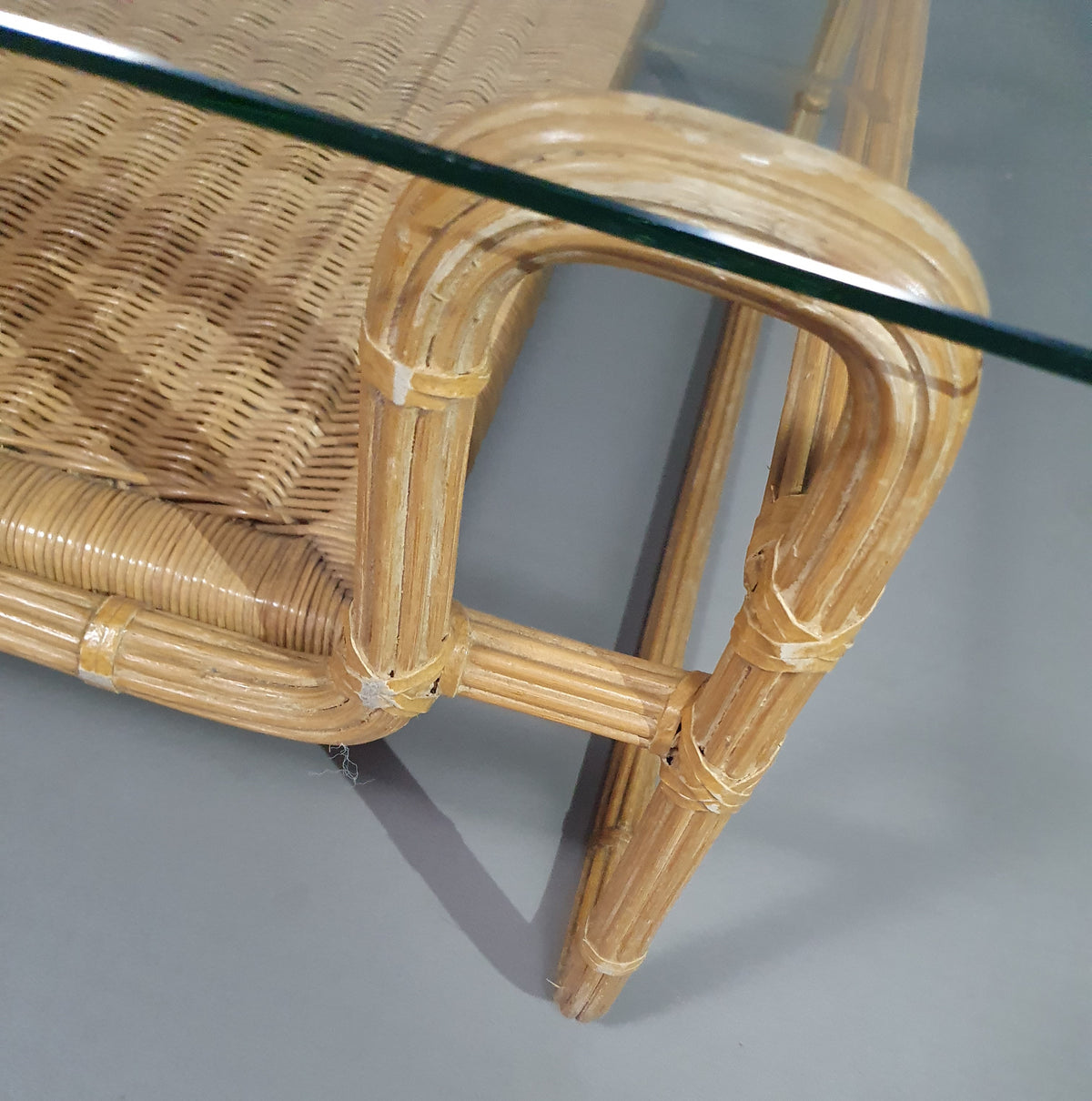 Mid Century coffee table. Iron frame / pencil reed / split reed / rattan
75 x 75 x 40 cm