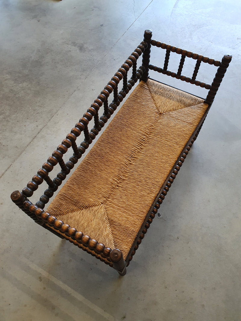 Vintage Bobbin Bench rush seat. Gedraaide Poten. Knobbel bankje 1920