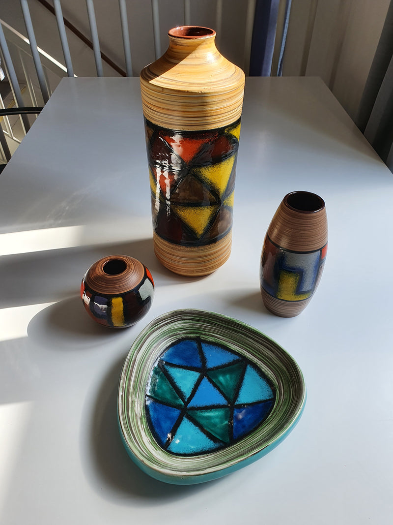 Mid-century pattern Vetrata vases and bowls by Aldo Londi for Bitossi Italy. Black, blue, orange and yellow on a brushed background.