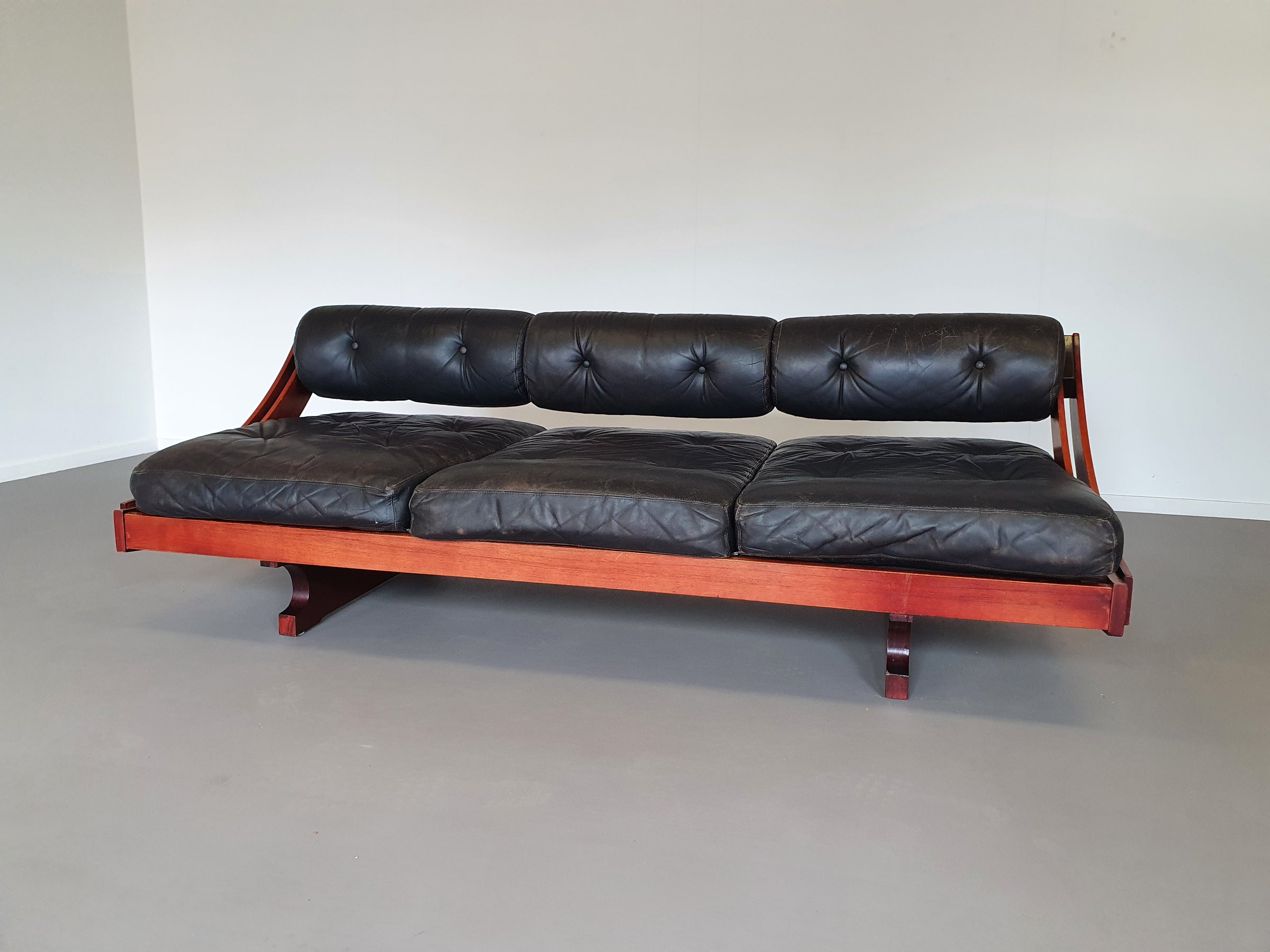 Gianni Songia Black Leather Daybed Sofa Model GS-195 for Sormani, Italy, 1963

#giannisongia #dakbedekking #sormani