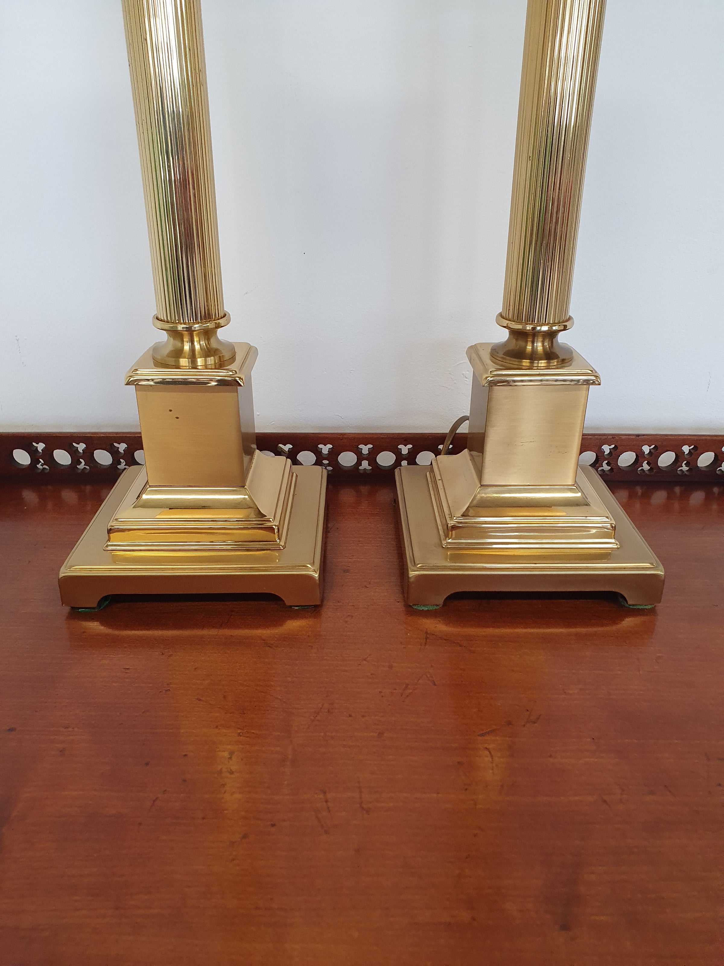 Set yellow brass Herda table lamps. 15 x 15 x 45 cm