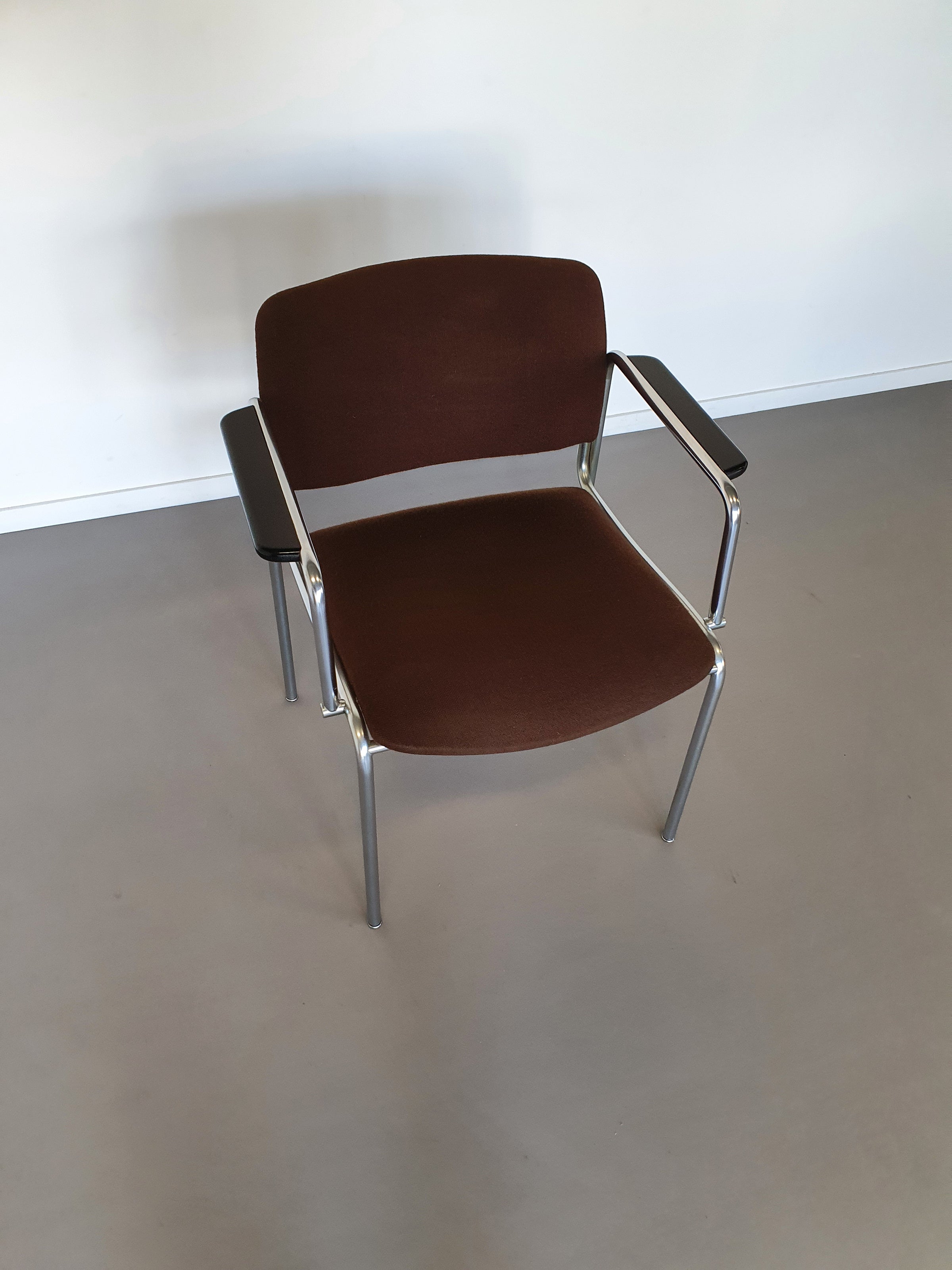 6 x retro chair seventies in good condition. 2 chairs have a lower back rest and armrests