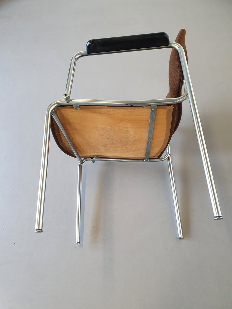 6 x retro chair seventies in good condition. 2 chairs have a lower back rest and armrests