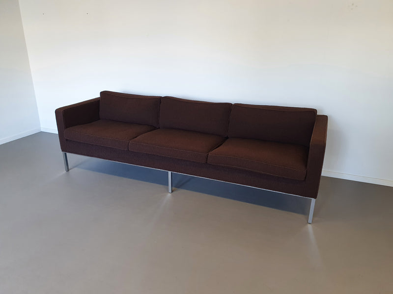 Artifort sofa C905 by Kho Liang Ie 240 x 80 x 65 cm. Original upholstery brown bouclé wool