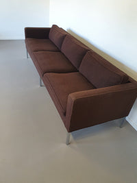 Artifort sofa C905 by Kho Liang Ie 240 x 80 x 65 cm. Original upholstery brown bouclé wool