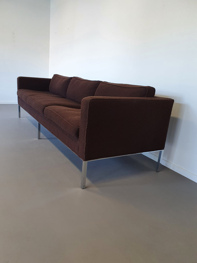 Artifort sofa C905 by Kho Liang Ie 240 x 80 x 65 cm. Original upholstery brown bouclé wool