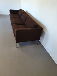 Artifort sofa C905 by Kho Liang Ie 240 x 80 x 65 cm. Original upholstery brown bouclé wool