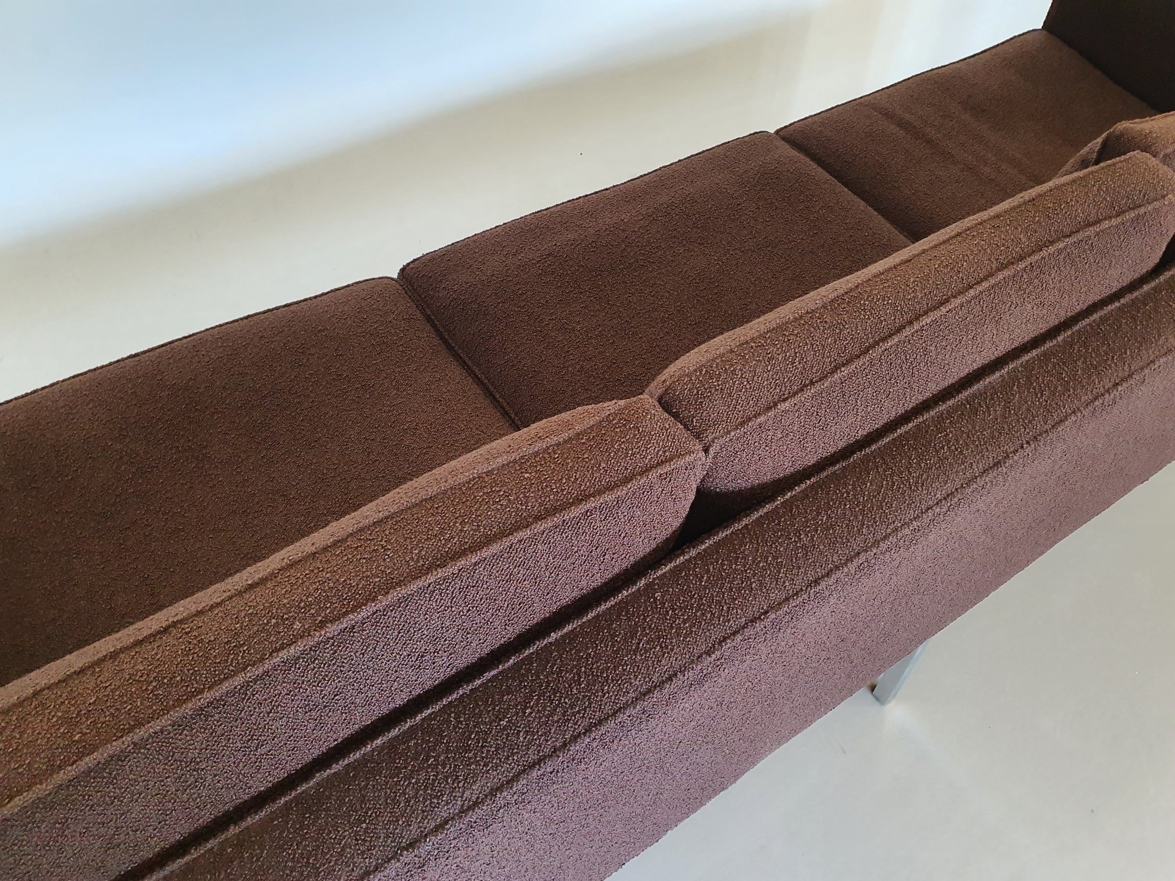 Artifort sofa C905 by Kho Liang Ie 240 x 80 x 65 cm. Original upholstery brown bouclé wool