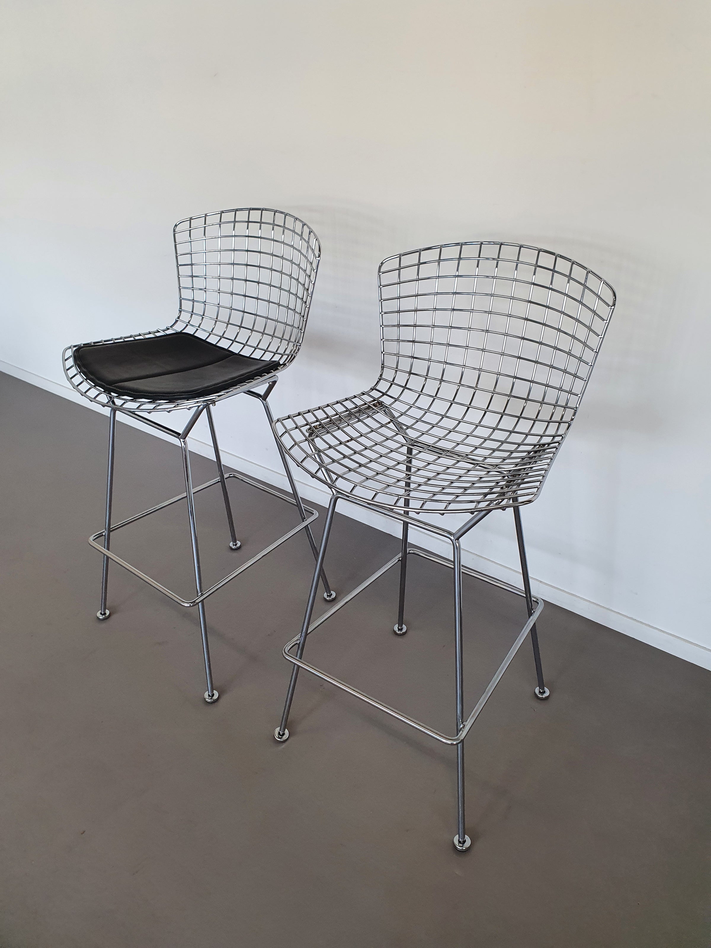 Set of 2 Harry Bertoia bar stools for Knoll.