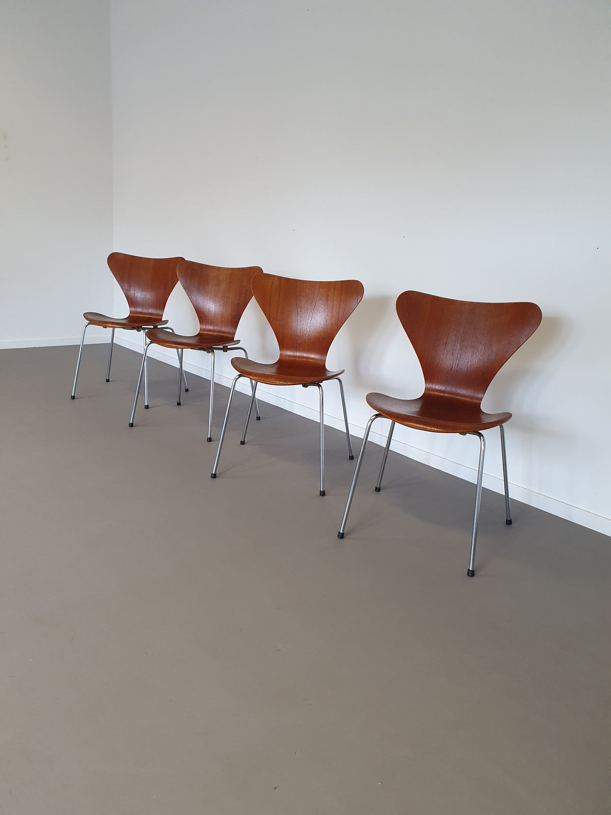 Arne Jacobsen Fritz Hansen SERIE 7 vlinderstoelen teak