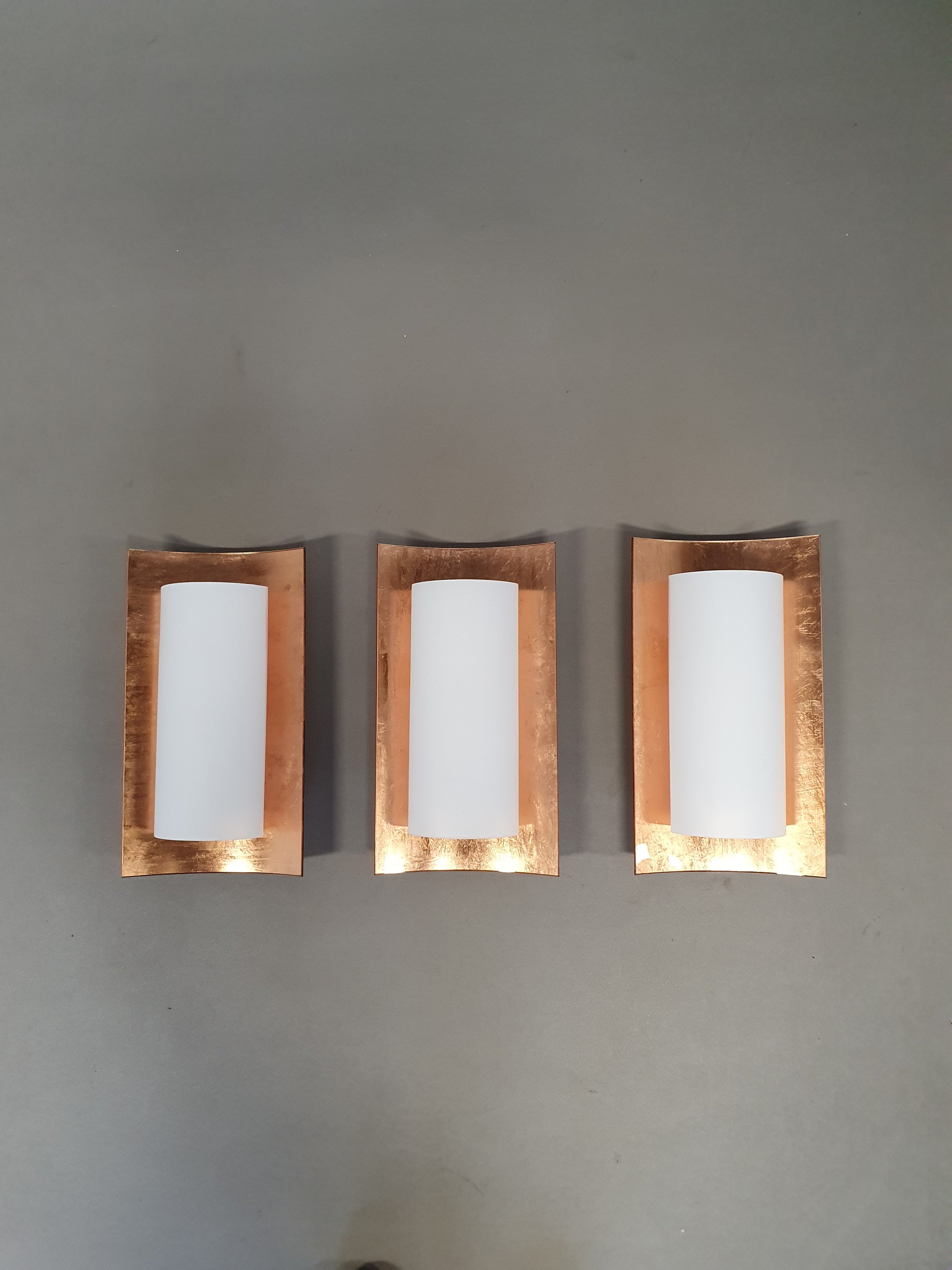 3 x Bankamp Leuchten sconces / wall lights '80s

White glass / glass with a layer of copper.
wide 22 x height 49 x depth 10 cm

#bankampleuchten