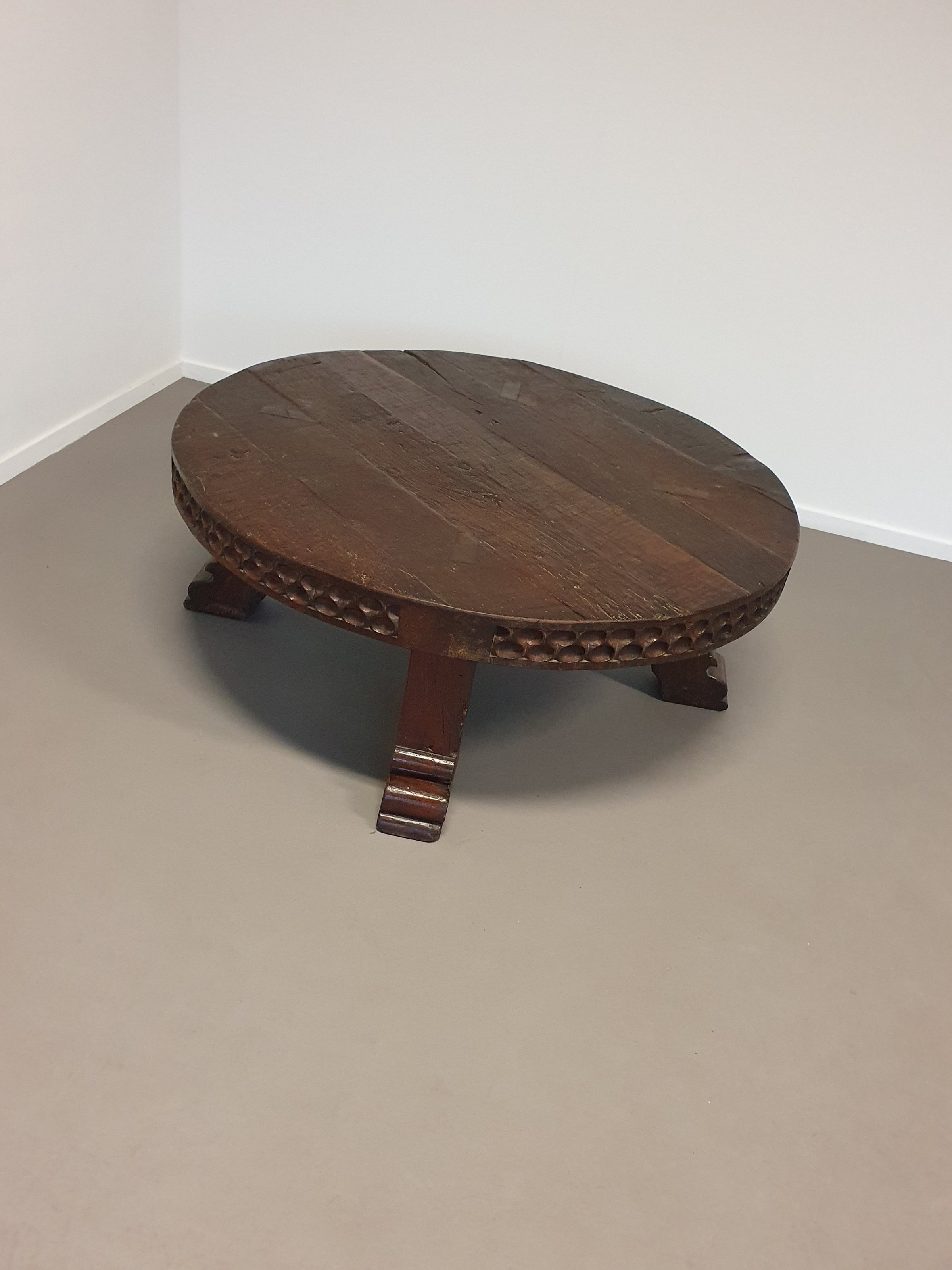 Beautiful large brutalist oak coffee table.
120 cm x 46 cm