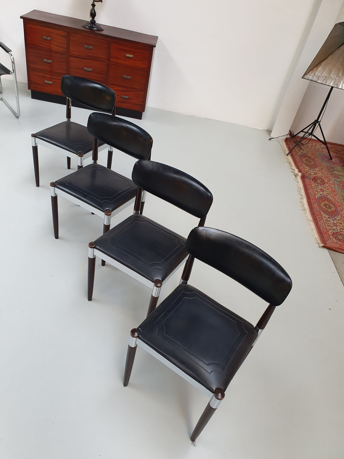 4 x retro dining chair Chrome, wood ,vinyl.
Very good condition.