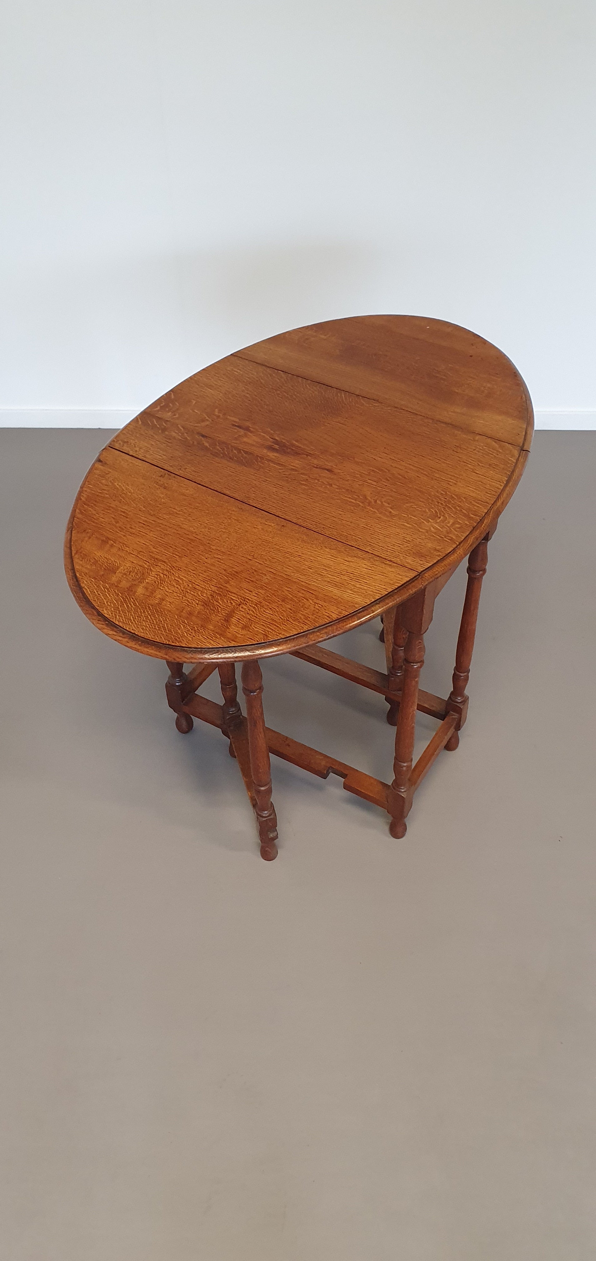 Drop leaf side table