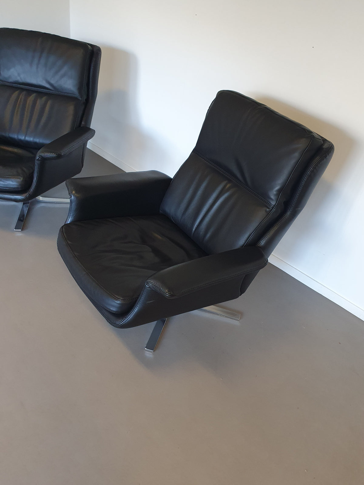 2 calf black leather lounge chairs