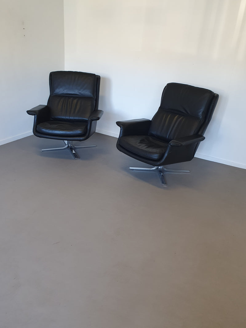 2 x calf black leather lounge chair. Made in Italy