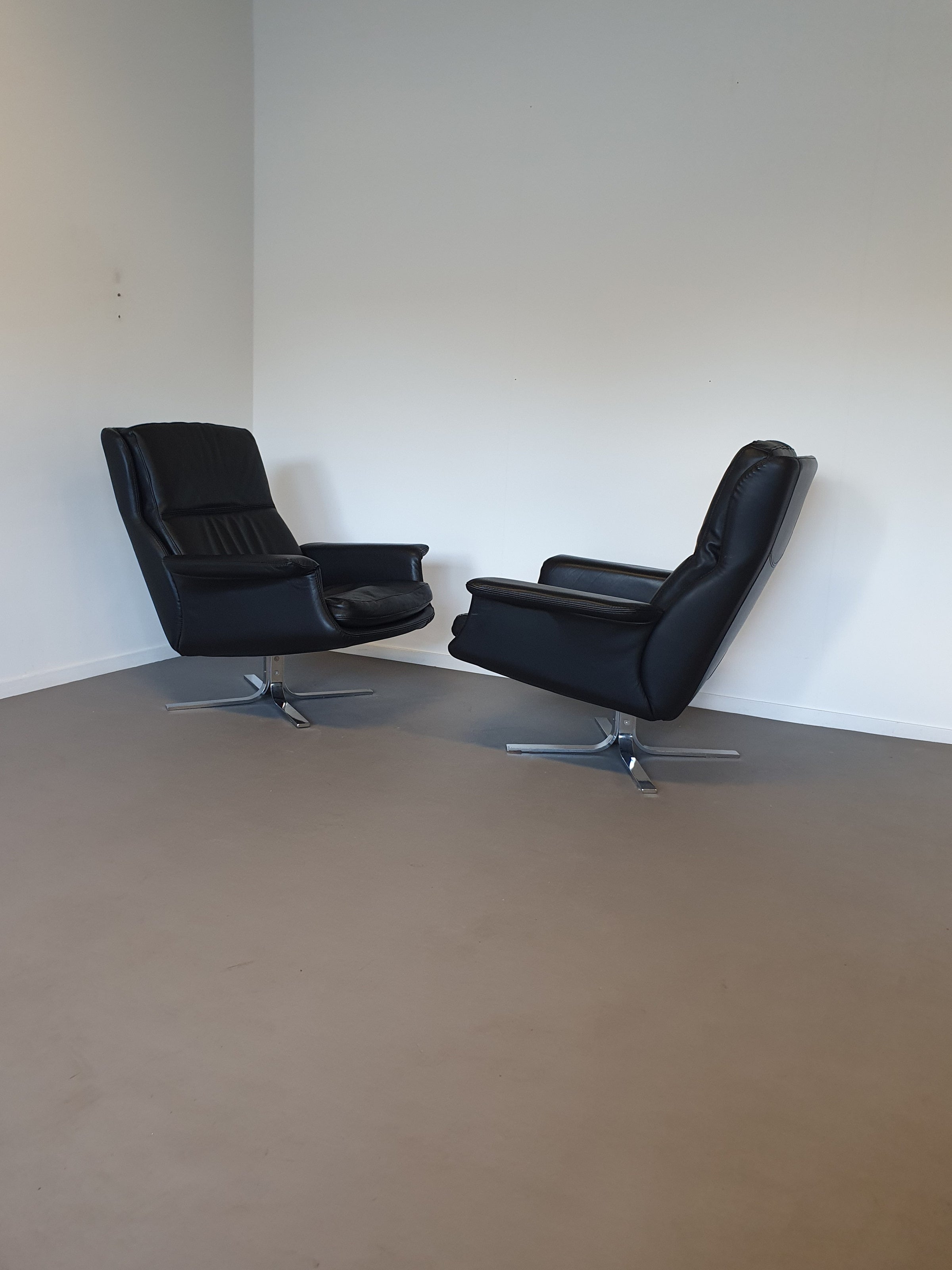 2 x calf black leather lounge chair. Made in Italy