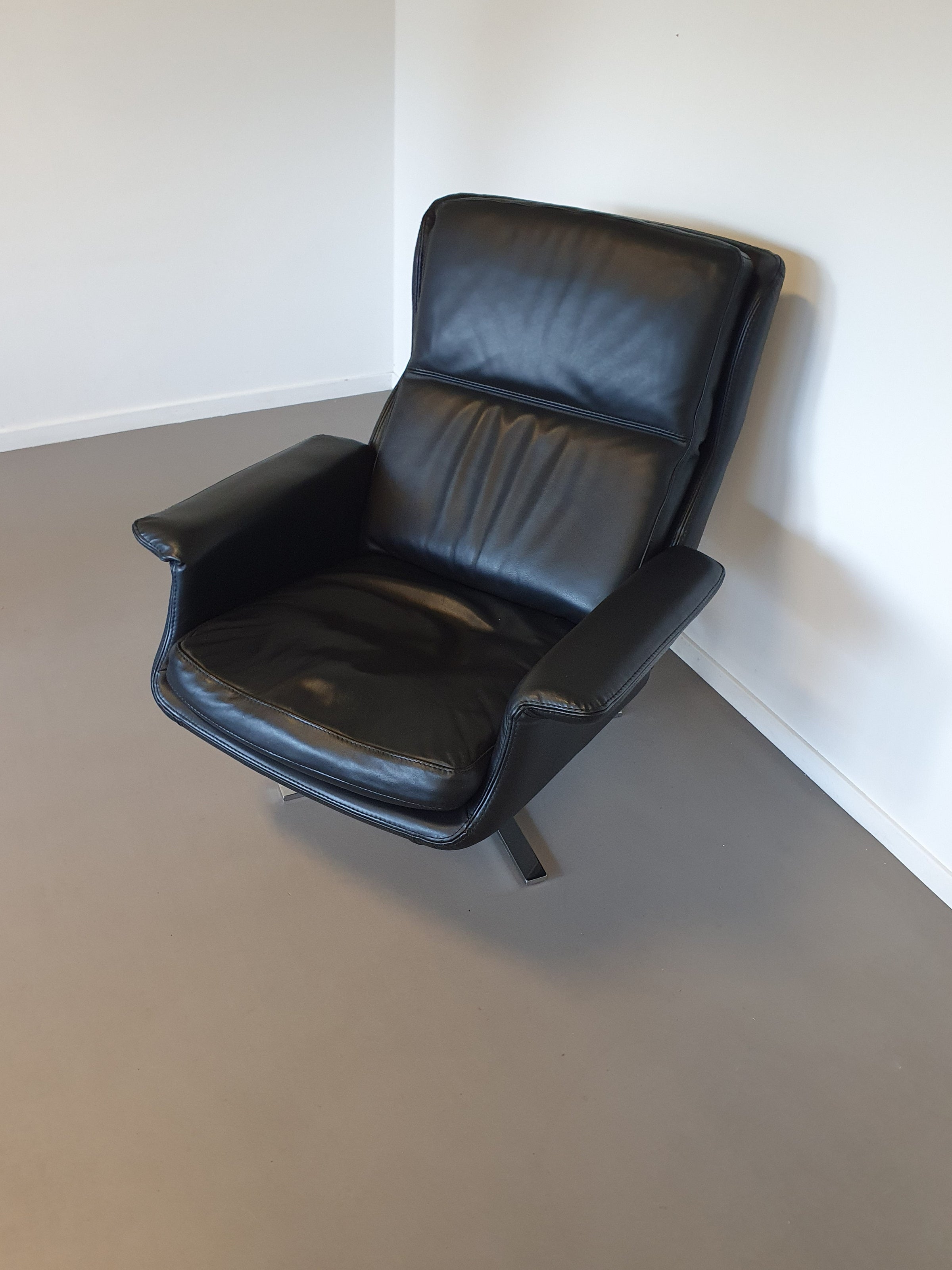 2 x calf black leather lounge chair. Made in Italy