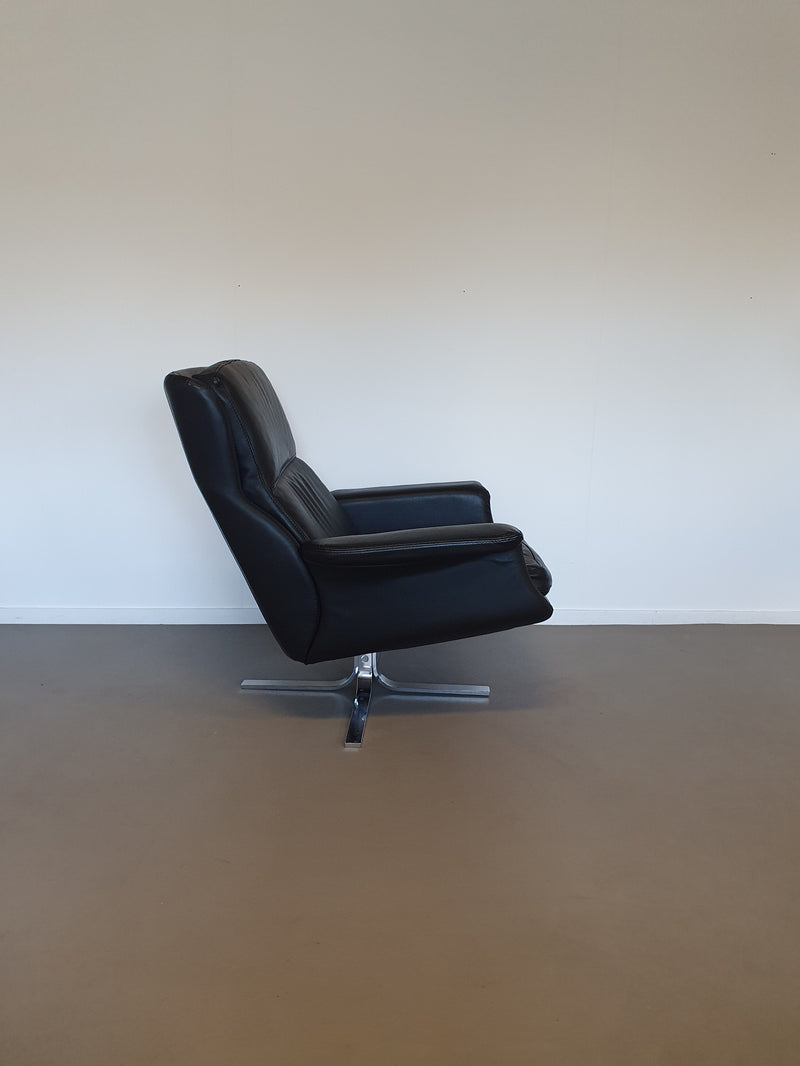 2 x calf black leather lounge chair. Made in Italy